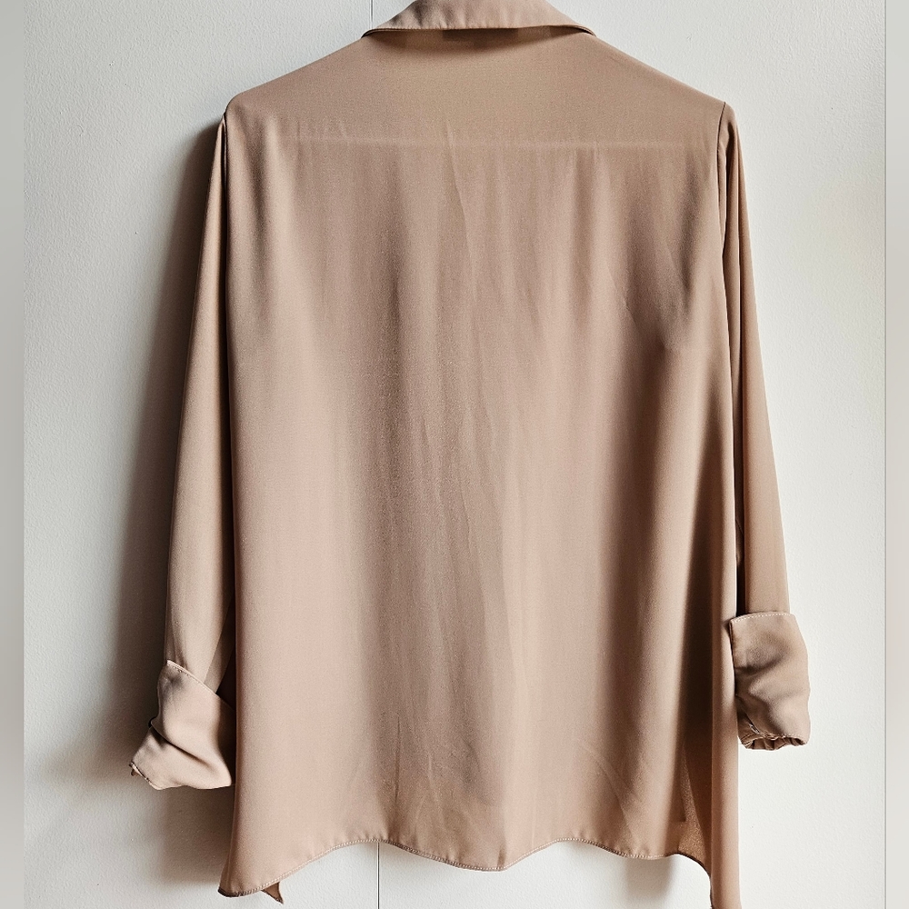 Olivaceous Collared V-Neck Blouse in Women's Small - Picture 15 of 16